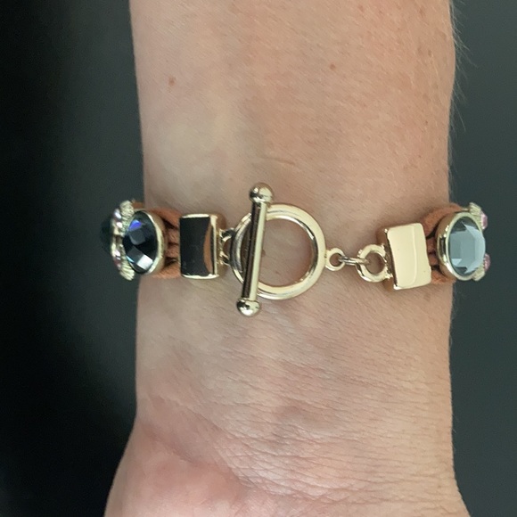 Brown leather bracelet w gold clasps topped w gems - Picture 5 of 8